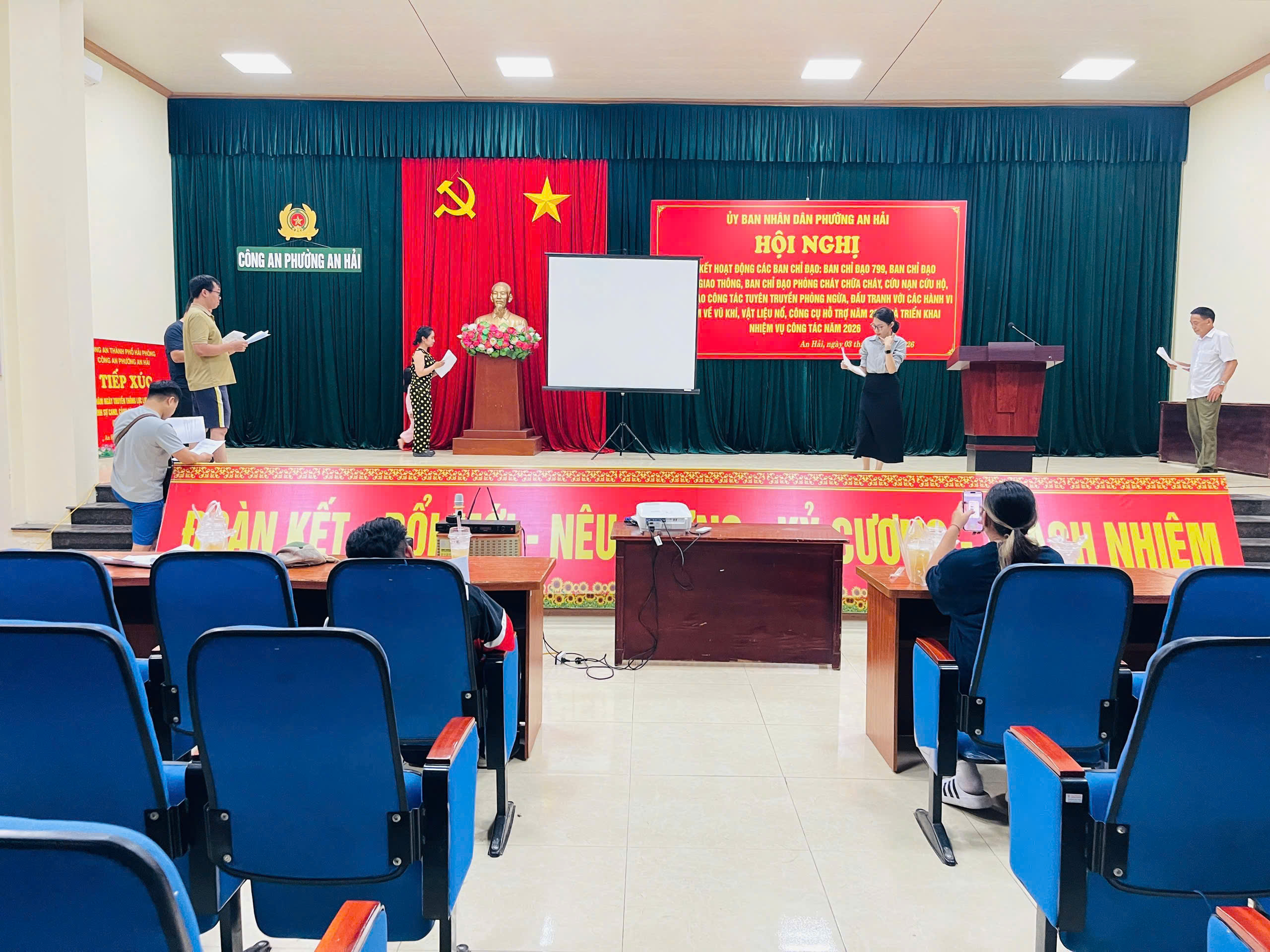 Công an phường An Hải sát cánh hướng dẫn lực lượng tham gia bảo vệ an ninh trật tự ở cơ sở luyện tập cho Hội thi cấp cụm